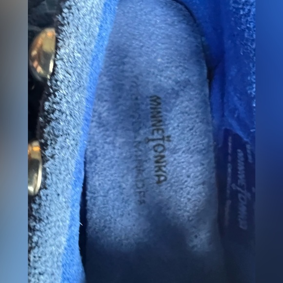 Rare ~One of a Kind ~ Blue Studded Minnetonka Moccasins. Size 6 - Picture 5 of 7